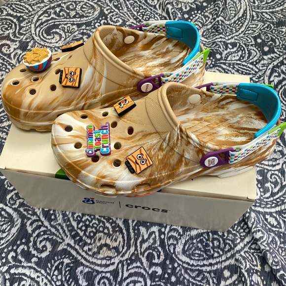 CROCS - Cinnamon Toast Crunch Limited Edition + SIX Extra Charms FREE - Picture 4 of 12